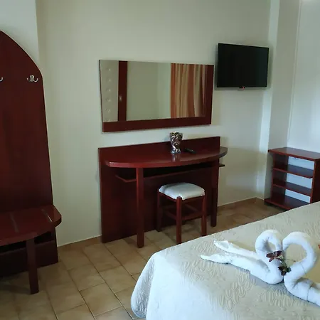 Eleni's Garden & Castello Apartment